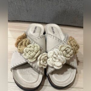 Women’s Size 8 MUK LUKS Beige Floral Knit Sandals